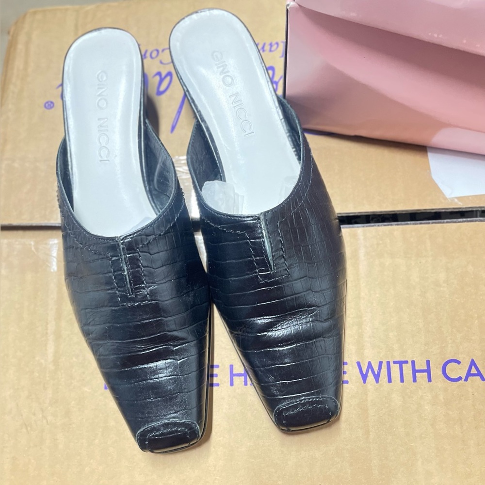 Gino Nicci slide on Black Embossed leather Great Condition 7 Square Toe